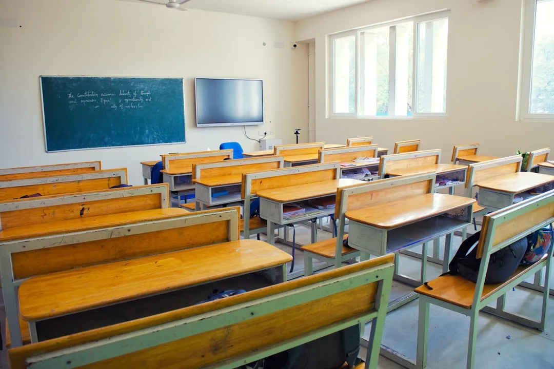 2025年智能黑板采购选型指南:K12教室适配要点解析正文配图 1